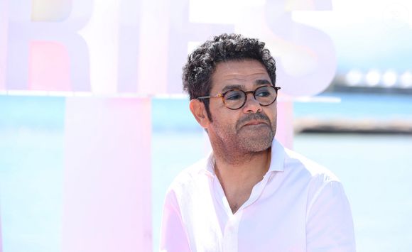 Jamel Debbouze lors du photocall de la série ''Terminal'  sur la plage du Majestic lors de la 7e saison de "CanneSeries" à Cannes le 6 Avril 2024. © Denis Guignebourg/BestImage