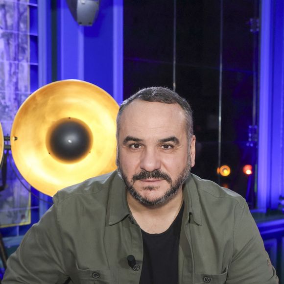 En effet, il s'est installé dans la petite ville de Thuir, située dans les Pyrénées Orientales. 

Exclusif - François-Xavier Demaison - Enregistrement de l'émission "L'Invitation", présentée par B.Montiel et diffusée le 29 décembre sur Olympia TV
© Jack Tribeca / Bestimage