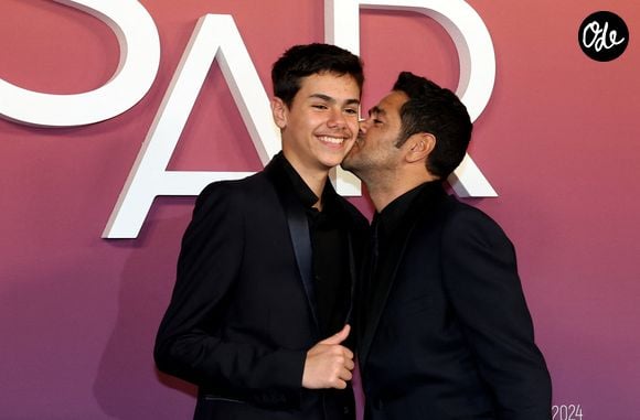 Léon se passionne pour le football et rêve d’en faire son métier, un projet qui inquiète parfois sa mère.

Jamel Debbouze et son fils Léon - Photocall des lauréats (press room) lors de la 49ème édition de la cérémonie des César à l’Olympia à Paris le 23 février 2024. © Dominique Jacovides / Olivier Borde / Bestimage