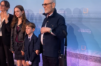 Tchéky Karyo, sa compagne Valérie Keruzoré sur le tapis rouge de la soirée de clôture de la 7ème édition du festival Cineroman à Nice, France, le 4 octobre 2025 ©Bruno Bebert / Dominique jacovides / Bestimage