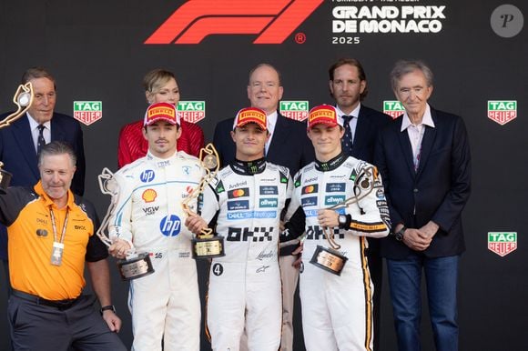 Ce week-end, le Grand Prix de Monaco a été au coeur de toutes les attentions sur le Rocher. 

La Princesse Charlène de Monaco, le Prince Albert II de Monaco, Andrea Casiraghi, Bernard Arnault sur le podium avec Lando Norris, vainqueur de la course, après le Grand Prix de F1 de Monaco au Circuit de Monaco le 25 mai 2025 à Monte-Carlo, Monaco. Lando Norris (Grande-Bretagne et McLaren), vainqueur de la course, Charles Leclerc (Monaco et Scuderia Ferrari), deuxième, et Oscar Piastri (Australie), troisième © Olivier Huitel / Crystal / Bestimage