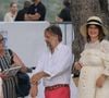 "Quand je vois la grande photo de mon papa, ça me touche beaucoup...", a confié Michel Sardou, comme ont pu le rapporter nos confrères de "Nice-Matin" dans les colonnes de leur journal du samedi 30 mai. 

Romain Sardou et sa compagne Kym Thiriot enceinte - Michel Sardou rend hommage à son père en famille lors du premier trophée de pétanque "Fernand Sardou" à Bormes-les-Mimosas le 29 mai 2026. Le célèbre chanteur est venu en famille avec sa femme, son fils Romain avec son fils de deux ans et demi et de sa compagne enceinte de son deuxième enfant.

© Franz Chavaroche/Bestimage