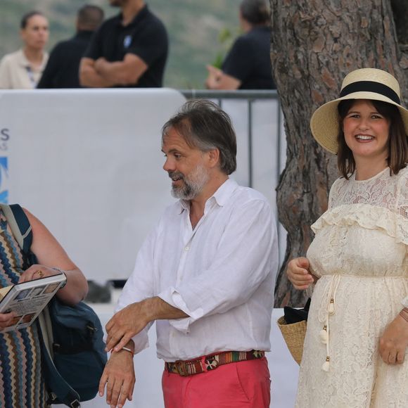 "Quand je vois la grande photo de mon papa, ça me touche beaucoup...", a confié Michel Sardou, comme ont pu le rapporter nos confrères de "Nice-Matin" dans les colonnes de leur journal du samedi 30 mai. 

Romain Sardou et sa compagne Kym Thiriot enceinte - Michel Sardou rend hommage à son père en famille lors du premier trophée de pétanque "Fernand Sardou" à Bormes-les-Mimosas le 29 mai 2026. Le célèbre chanteur est venu en famille avec sa femme, son fils Romain avec son fils de deux ans et demi et de sa compagne enceinte de son deuxième enfant.

© Franz Chavaroche/Bestimage