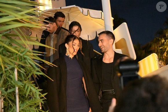 Antoine Dupont et l ex Miss France Iris Mittenaere au photocall du Grand Dîner en toute intimité avec Dadju sur la plage de l'hôtel Carlton en marge du 78ème Festival International du Film de Cannes, France, le 17 mai 2025. © Lionel Urman/Bestimage
