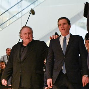 L'acteur français Gérard Depardieu arrive, avec son avocat Jérémie Assous, à l'ouverture de son procès pour agressions sexuelles sur deux femmes lors d'un tournage de film en 2021, au tribunal correctionnel de Paris, France, le 24 mars 2025. Depardieu, 76 ans, qui a réalisé plus de 200 films et séries télévisées, a été accusé de comportement inapproprié par une vingtaine de femmes, mais c'est la première affaire à être jugée. Les deux plaignantes - Amélie, 54 ans, décoratrice, et Sarah (nom modifié), 34 ans, assistante réalisatrice - allèguent une agression sexuelle lors du tournage en 2021 de « Les Volets Verts » du réalisateur Jean Becker. © Yehiel Chekroune/Bestimage