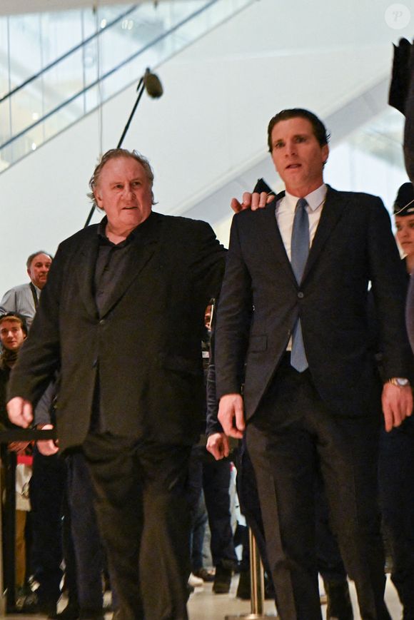 L'acteur français Gérard Depardieu arrive, avec son avocat Jérémie Assous, à l'ouverture de son procès pour agressions sexuelles sur deux femmes lors d'un tournage de film en 2021, au tribunal correctionnel de Paris, France, le 24 mars 2025. Depardieu, 76 ans, qui a réalisé plus de 200 films et séries télévisées, a été accusé de comportement inapproprié par une vingtaine de femmes, mais c'est la première affaire à être jugée. Les deux plaignantes - Amélie, 54 ans, décoratrice, et Sarah (nom modifié), 34 ans, assistante réalisatrice - allèguent une agression sexuelle lors du tournage en 2021 de « Les Volets Verts » du réalisateur Jean Becker. © Yehiel Chekroune/Bestimage