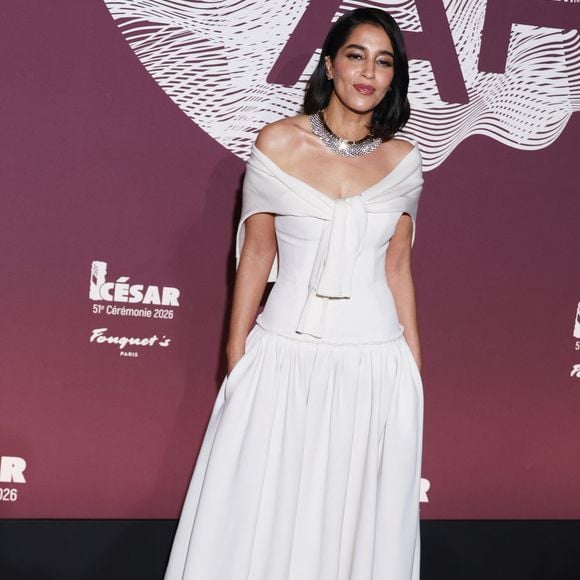 Leïla Bekhti porte un collier et des boucles d'oreilles de la Maison Chaumet au photocall du dîner de la 51ème cérémonie des César au Fouquet's à Paris, France, le 27 février 2026. © Denis Guignebourg/Bestimage