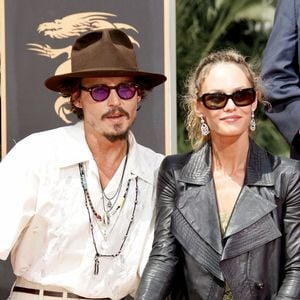 L'acteur américain Johnny Depp honoré par des empreintes de mains et de pieds au Graumans Chinese Theatre à Los Angeles le 16 septembre 2005. Vanessa Paradis était également présente. Photo de Shelly Patch/Startraks/Abaca