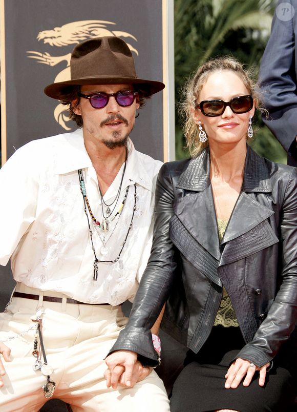 L'acteur américain Johnny Depp honoré par des empreintes de mains et de pieds au Graumans Chinese Theatre à Los Angeles le 16 septembre 2005. Vanessa Paradis était également présente. Photo de Shelly Patch/Startraks/Abaca
