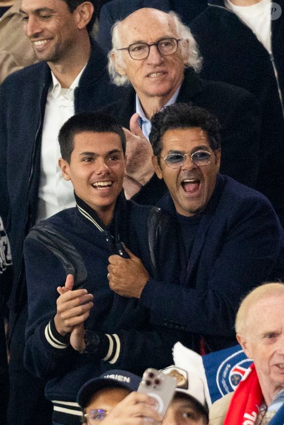 Le duo père / fils n'avait pas caché leur joue dans les tribunes de la finale de la Ligue des Champions le 31 mai dernier pour la victoire du PSG.

Jamel Debbouze et son fils Léon Debbouze - Célébrités dans les tribunes lors du match retour de la Ligue Des Champions 2024-2025 (LDC) "PSG - Arsenal" (2-1) au Parc des Princes à Paris le 7 mai 2025.

© Cyril Moreau/Bestimage