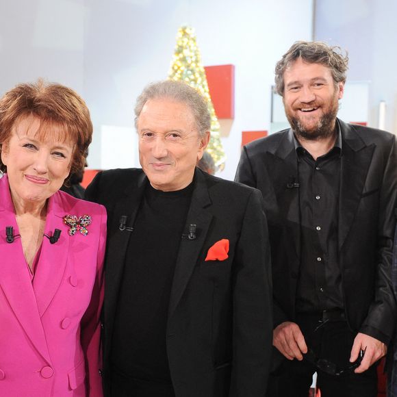 Parmi eux figurent notamment Claudio Capéo, Roselyne Bachelot, et Olivier de Benoist.

Exclusif - Roselyne Bachelot, Michel Drucker, Viktor Vincent et Olivier De Benoist - Enregistrement de l'émission Vivement dimanche au studio Rive gauche, présentée par Michel Drucker le 16 décembre 2025. . Diffusion sur France 3 le 04/01/2026 . © Guillaume Gaffiot / Bestimage