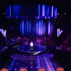 À seulement 21 ans, la jeune chanteuse a cependant pris une décision radicale : quitter le télé-crochet de TF1 avant même l’étape des Performances.

Alice dans l'émission "The Voice" TF1