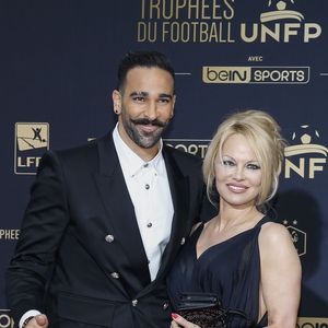 Adil Rami et sa compagne Pamela Anderson au photocall de la 28ème cérémonie des trophées UNFP (Union nationale des footballeurs professionnels) au Pavillon d'Armenonville à Paris, France, le 19 mai 2019. Panoramic / Bestimage
