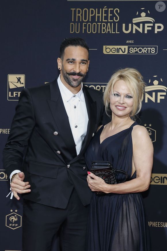 Adil Rami et sa compagne Pamela Anderson au photocall de la 28ème cérémonie des trophées UNFP (Union nationale des footballeurs professionnels) au Pavillon d'Armenonville à Paris, France, le 19 mai 2019. Panoramic / Bestimage