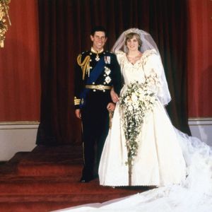 Parmi les sujets qui passionnent, les dessous de son mariage avec le prince Charles, le 29 juillet 1981.

Mariage du prince et de la princesse de Galles (Lady Diana Spencer) à Londres, Royaume Uni, le 29 juillet 1981.

© Imago/Panoramic/Bestimage