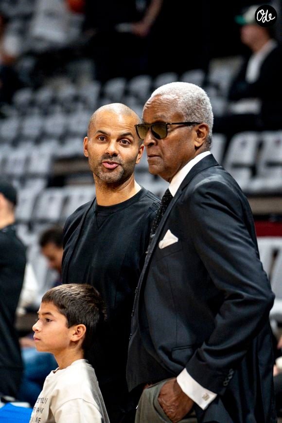Tony Parker avec son fils Josh et son père Tony Parker Sr - Basket-ball : Betclic Elite - Villeurbanne Vs Nancy (115-71) à l’Astroballe de Villeurbanne le 28 septembre 2025. © Sandrine Thesillat / PsNewZ/Bestimage