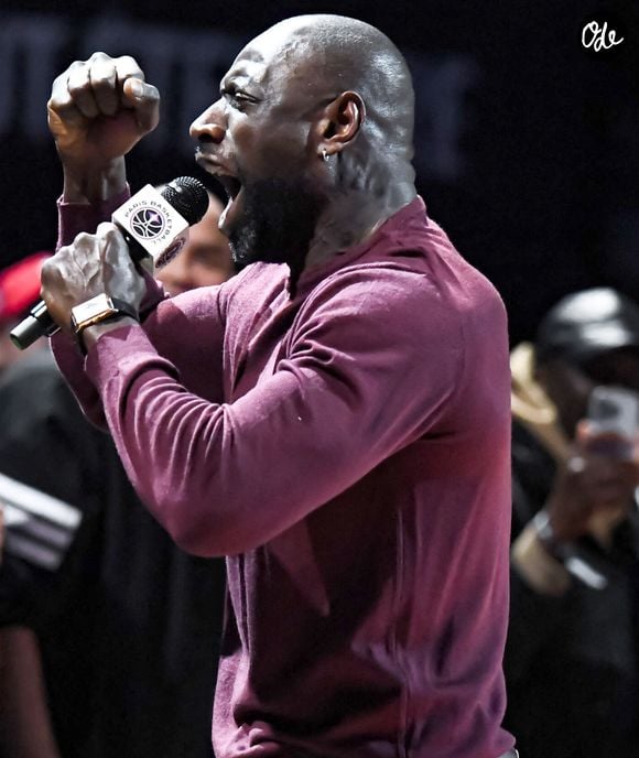 Une séquence partagée en ligne par "Betclic" montre la star célébrer cette victoire avec une immense ferveur.

Omar Sy assiste au match du Paris Basketball, battu par le Žalgiris Kaunas, lors de la 15e journée de l'Euroligue à Paris, le 11 décembre 2025. 

© Baptiste Autissier / PsnewZ / Bestimage