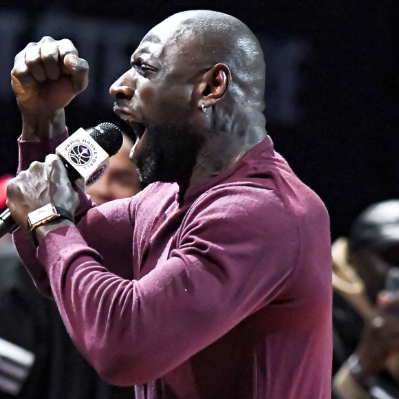 Une séquence partagée en ligne par "Betclic" montre la star célébrer cette victoire avec une immense ferveur.

Omar Sy assiste au match du Paris Basketball, battu par le Žalgiris Kaunas, lors de la 15e journée de l'Euroligue à Paris, le 11 décembre 2025. 

© Baptiste Autissier / PsnewZ / Bestimage
