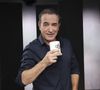 Jean Dujardin a fait la promotion sur Instagram de sa marque de whisky bio et artisanal nommée Aventure.

Exclusif - Jean Dujardin, sur le plateau de Clique présenté par M.Achour, et diffusé sur Canal +  © Jack Tribeca/Bestimage