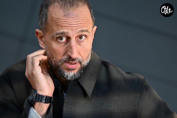 Arie Elmaleh posant lors du Festival de cinéma « Fiction Politique » de La Baule, le 4 octobre 2025 à La Baule, en France. Photo de Franck Castel/ABACAPRESS.COM