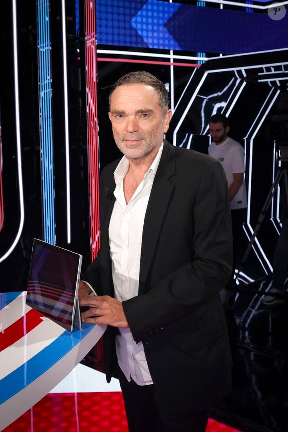 Exclusif - Yann Moix, sur le plateau de l’émission « Pascale, Eric, Yann et les autres » présentée par P. de la Tour du Pin et diffusée en direct sur C8, Paris, France, le 03 septembre 2024. © Jack Tribeca / Bestimage