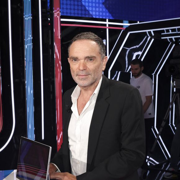 Exclusif - Yann Moix, sur le plateau de l’émission « Pascale, Eric, Yann et les autres » présentée par P. de la Tour du Pin et diffusée en direct sur C8, Paris, France, le 03 septembre 2024. © Jack Tribeca / Bestimage