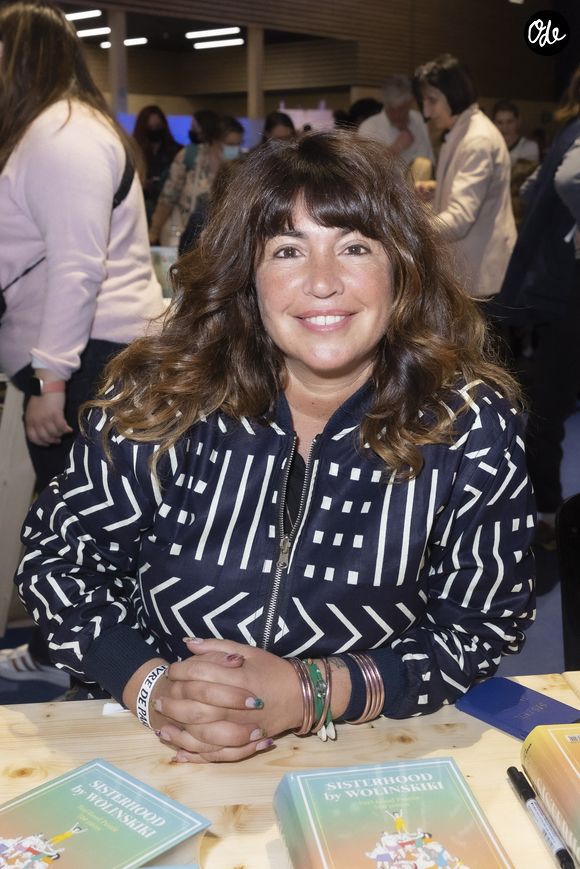 Loin de se voir comme un "oiseau fragile", elle se décrit désormais comme une "cowgirl qui avance sans demander la permission, qui tombe, remonte en selle, se débrouille seule et ne se laisse plus jamais enfermer."

Elsa Wolinski au Festival du Livre de Paris au Grand Palais éphémère à Paris, France, le 23 avril 2022. © Jack Tribeca/Bestimage