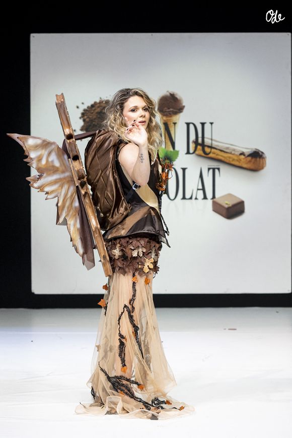L’artisan chocolatier-glacier Frédéric Voulot pour Chocolat by Fred & Marion Lambert Création Modèle porté par Juju Fitcats - Défilé d'ouverture du salon du chocolat 2023 à Paris porte de Versailles en faveur de l’association Mécénat Chirurgie Cardiaque le 27 octobre 2023. © Perusseau / Veeren / Bestimage