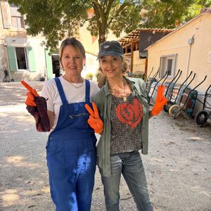 Hélène de Fougerolles endosse un nouveau rôle.

Hélène de Fougerolles est devenue bénévole pour la SPA à L'Isle-sur-la-Sorgue dans le Vaucluse. Photo partagée par Hélène de Fougerolles sur Instagram.