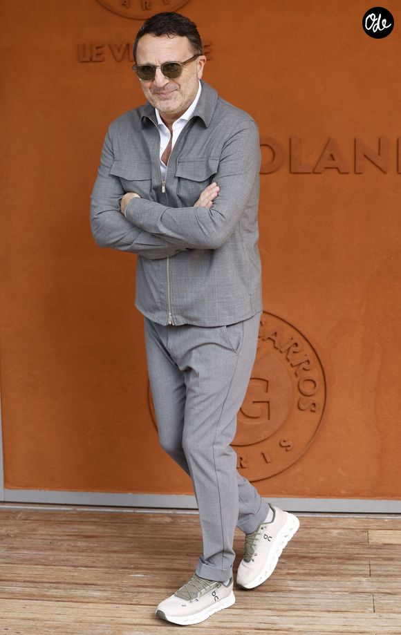 À son arrivée dans la famille, l'animateur avait pourtant prévenu : "Occupez-vous de lui. Moi, les chiens, ce n’est pas mon truc."

Arthur (Jacques Essebag) lors des Internationaux de France de Tennis de Roland Garros 2026, à Paris, France, le 7 juin 2026.

© Jacovides-Moreau/Bestimage