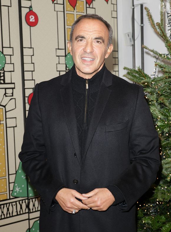 Nikos Aliagas lors de l'ouverture d'un pop-up éphémère Star Academy inspiré du château de Dammarie-les-Lys dans le quartier de la République à Paris baptisé "L'appart de Noël" le 17 décembre 2025.
© Coadic Guirec / Bestimage