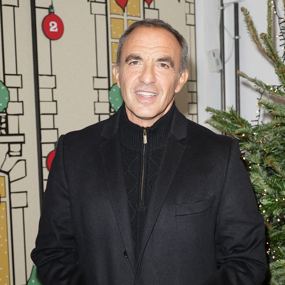 Nikos Aliagas lors de l'ouverture d'un pop-up éphémère Star Academy inspiré du château de Dammarie-les-Lys dans le quartier de la République à Paris baptisé "L'appart de Noël" le 17 décembre 2025.
© Coadic Guirec / Bestimage