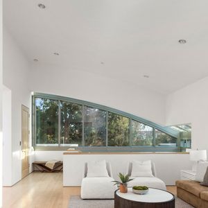 La vente aurait été conclue par l'intermédiaire du bureau Coldwell Banker Realty de Beverly Hills. Ce nouveau bien est dans un quartier très privé de Beverly Park North à Los Angeles.

Exclusif - La nouvelle villa de Kanye West à Beverly Hills. Kanye a finalisé l'achat hors marché pour 35 millions de dollars. La propriété de style méditerranéen comprend environ 1900 m2 d'espace habitable, des jardins privés et des vues panoramiques sur la ville. Los Angeles, le 15 décembre 2024.