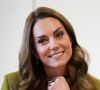 Il s'agit d'un costume couleur saule, un ton qui se rapproche du vert olive.

Catherine (Kate) Middleton, princesse de Galles, lors d'une visite à Home-Start à Oxford, le 9 octobre 2025. Home-Start UK se prépare à déployer une formation auprès de son réseau de 9 000 bénévoles sur la base de la série explicative du Centre for Early Childhood de la Royal Foundation.
PA Photo/ Bestimage