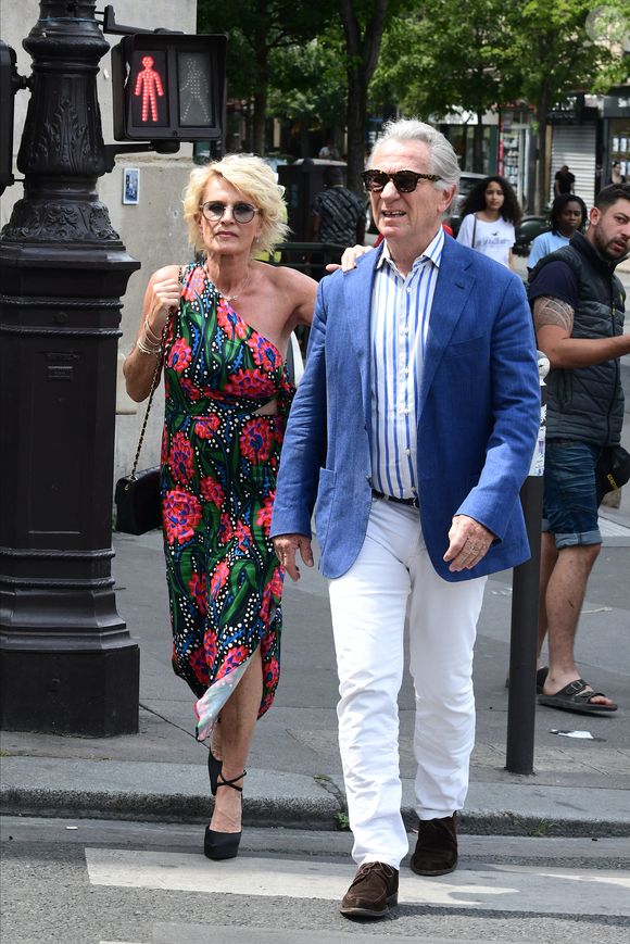 Sophie Davant et son compagnon William Leymergie - Mariage de Claude Lelouch à la mairie du 18ème à Paris. Le 17 juin 2023 (Agence / Bestimage).