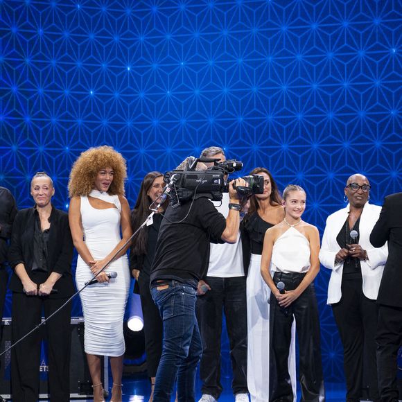 Exclusif - Cassy Covin (directeur artistique Paradis Latin), Cyril Cinélu, Jade Chantelle, Emmanuel Moire, Zoé Clauzure, Dominique Magloire et les amis de Kamel Ouali, Tony, Didier, Patricia et Marjorie pour Kamel Ouali pour les surprises lors de l'enregistrement de l'émission "La Boîte à secrets", présentée par F.Bollaert et diffusée le 3 octobre 2025 sur France 3, dans les studios du Lendit à Saint-Denis, Seine Saint-Denis, France, le 9 septembre 2025. © Pierre Perusseau/Bestimage