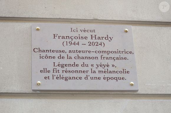 Thomas Dutronc, son fils, était présent lors de la cérémonie, accompagné d’élèves du conservatoire local.

Dévoilement d'une plaque commémorative en hommage à Françoise Hardy (veille de ce qui aurait été le 82ème anniversaire) apposée sur la façade du 24 rue d'Aumale à Paris, France, le 16 janvier 2026, où la chanteuse a vécu son enfance et son adolescence jusqu'à ses premiers succès. En présence des élèves du département théâtre et jazz du Conservatoire municipal Nadia et Lili Boulanger. © Coadic Guirec/Bestimage