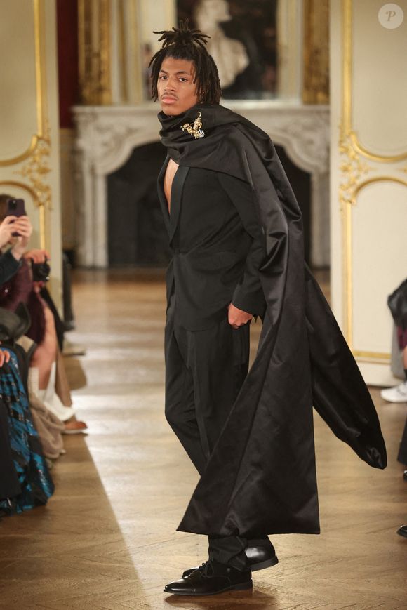 Henry Samuel Klum (fils de Heidi Klum et Seal) défile lors du défilé Lena Erziak Women's Haute-Couture Spring/Summer 2025 dans le cadre de la semaine de la mode à Paris, France, le 28 janvier 2025. Photo par Jerome Dominé/ABACAPRESS.COM