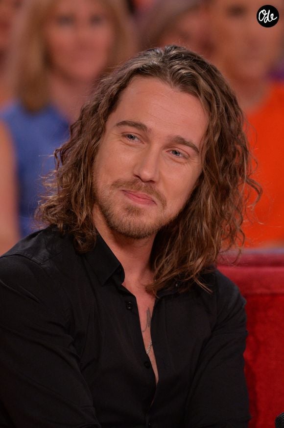Avec sa compagne, ils sont alors essayé de devenir parents et cela a réussi ! Depuis, la vie de Julien Doré a été bouleversée, le chanteur "foudroyé" d'amour pour son fils...

Julien Doré lors de l'enregistrement de l'émission "Vivement Dimanche" à Paris, en France, le 20 mai 2015. Photo de Max Colin/Abaca