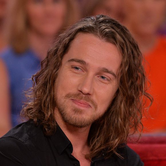 Avec sa compagne, ils sont alors essayé de devenir parents et cela a réussi ! Depuis, la vie de Julien Doré a été bouleversée, le chanteur "foudroyé" d'amour pour son fils...

Julien Doré lors de l'enregistrement de l'émission "Vivement Dimanche" à Paris, en France, le 20 mai 2015. Photo de Max Colin/Abaca