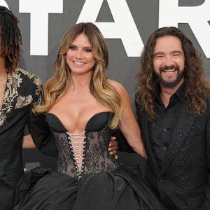 En effet, le mannequin allemand et son époux Tom Kaulitz ont décidé de lui offrir une Ferrari 430
Heidi Klum, son fils Henry Samuel et Tom Kaulitz - Photocall du gala « amfAR 2026 by Chopard » à l'Hôtel du Cap-Eden-Roc à Antibes, lors du 79ème Festival International du Film de Cannes. © Lucia Sabatelli/Bestimage)