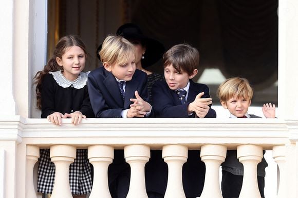 India Casiraghi, Sasha Casiraghi, Raphael Elmaleh, Maximilian Casiraghi  - La famille princière au balcon du palais lors de la Fête Nationale de la principauté de Monaco le 19 novembre 2022.

© Dominique Jacovides / Bruno Bebert / Bestimage