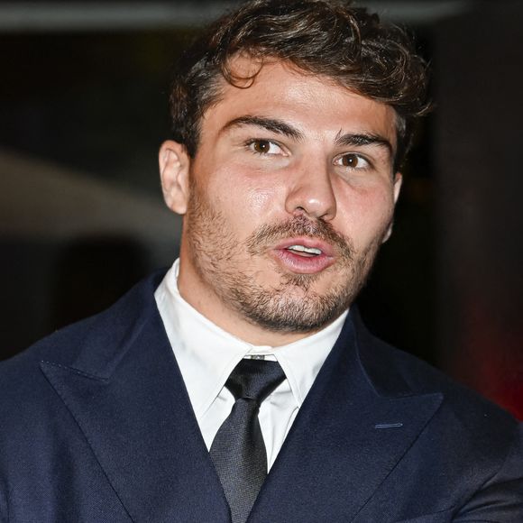 Non content d'être un excellent joueur de rugby, Antoine Dupont est aussi un sacré businessman.

Antoine Dupont lors d'une soirée de présentation du Qatar Prix de l'Arc de Triomphe, à Paris, France. Photo par Victor Joly/ABACAPRESS.COM