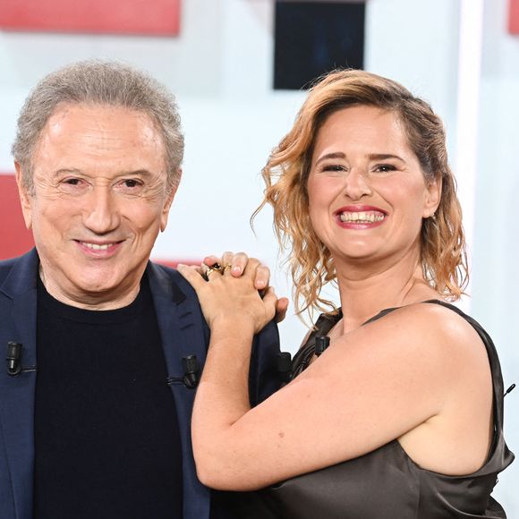 Exclusif - Michel Drucker et Elodie Poux lors de l'enregistrement de l'émission "Vivement dimanche" à Paris, France, le 9 septembre 2025 et diffusée le 2 novembre 2025 sur France 3. © Guillaume Gaffiot/Bestimage