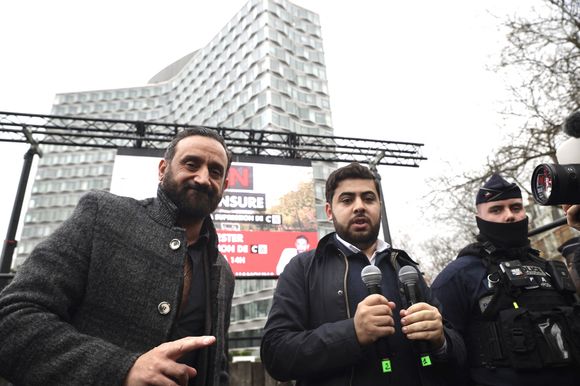 Cyril Hanouna participe, aux côtés du journaliste Radouan Kourak, à la manifestation "Non à la Censure" visant à soutenir la chaîne de télévision C8, devant le siège de l'Arcom à Paris, le 18 décembre 2024. L’ARCOM, l’Autorité de régulation de la communication audiovisuelle et numérique, a récemment décidé de ne pas renouveler l’autorisation de diffusion de C8 sur la TNT en février 2025, suite à ce qu'elle considère comme des manquements, tels que "des violations d’obligations en matière de pluralisme d’information, de maîtrise de l’antenne et de respect des droits des personnes". Une pétition visant à contrer cette décision a déjà recueilli plus d'un million de signatures. 
© Jack Tribeca / Bestimage