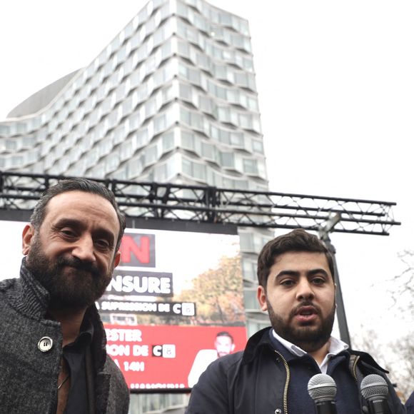 Cyril Hanouna participe, aux côtés du journaliste Radouan Kourak, à la manifestation "Non à la Censure" visant à soutenir la chaîne de télévision C8, devant le siège de l'Arcom à Paris, le 18 décembre 2024. L’ARCOM, l’Autorité de régulation de la communication audiovisuelle et numérique, a récemment décidé de ne pas renouveler l’autorisation de diffusion de C8 sur la TNT en février 2025, suite à ce qu'elle considère comme des manquements, tels que "des violations d’obligations en matière de pluralisme d’information, de maîtrise de l’antenne et de respect des droits des personnes". Une pétition visant à contrer cette décision a déjà recueilli plus d'un million de signatures. 
© Jack Tribeca / Bestimage