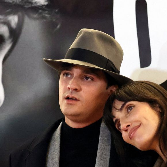 Exclusif - Alain-Fabien Delon et sa compagne Laura Bensadoun au photocall de la soirée Ciné-concert symphonique "Alain Delon, le dernier Samouraï" au Palais des congrès à Paris le 8 novembre 2024 le jour de son anniversaire.

© Jacovides / Moreau / Bestimage