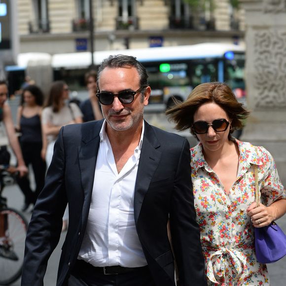 Jean Dujardin et sa femme Nathalie Pechalat - Mariage de Claude Lelouch à la mairie du 18ème à Paris. Le 17 juin 2023. Agence / Bestimage