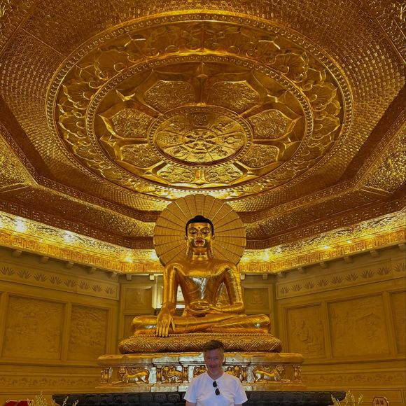 Il aura donc fallu des années avant que Jean-Luc Lemoine saisisse l'occasion de se rendre au Vietnam.

Jean-Luc Lemoine partage sur Instagram des photos de ses premières vacances au Vietnam en juillet 2026.