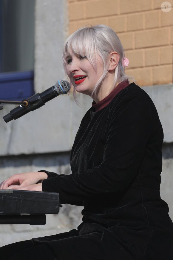 Alice on the roof au piano - 300 personnes réunies pour rendre hommage à Emilie Dequenne dans sa ville de Chièvres (Belgique), le 9 avril 2025, quelques semaines après son décès prématuré, survenu le 16 mars 2025. Une plaque commémorative a été installée dans la salle des Pas Perdus de l'hôtel de ville, renommée "Espace Émilie Dequenne". La famille de la comédienne a lancé un appel aux dons pour soutenir la lutte contre le cancer.